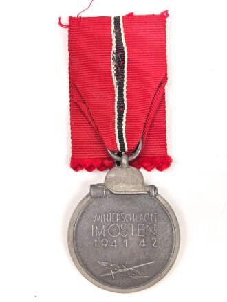 Medaille Winterschlacht im Osten, Hersteller 11 im Bandring  für Grossmann & Co. Wien. In der zugehörigen verleihungstüte