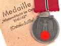 Medaille Winterschlacht im Osten, Hersteller 11 im Bandring  für Grossmann & Co. Wien. In der zugehörigen verleihungstüte