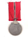 Medaille Winterschlacht im Osten, Hersteller 11 im Bandring  für Grossmann & Co. Wien. In der zugehörigen verleihungstüte