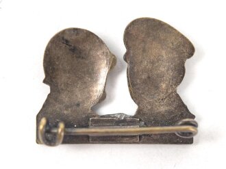 Mussolini / Hitler, Ansteckabzeichen Buntmetall versilbert, Breite 24mm