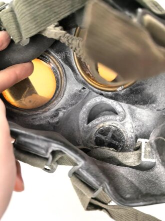 Gasmaske Wehrmacht mit Filter. Die Maske datiert 1943, der Filter 1941