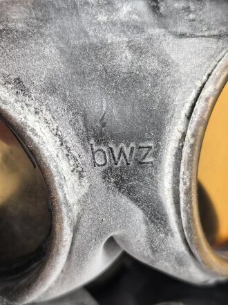 Gasmaske Wehrmacht mit Filter. Die Maske datiert 1943, der Filter 1941