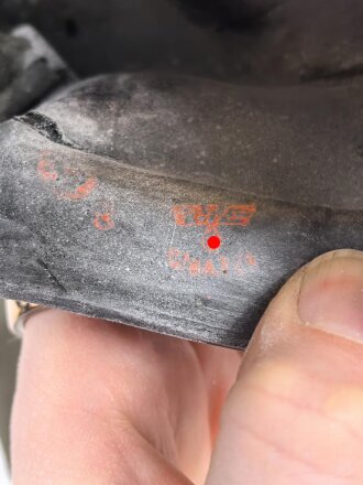 Gasmaske Wehrmacht mit Filter. Die Maske datiert 1943, der Filter 1941