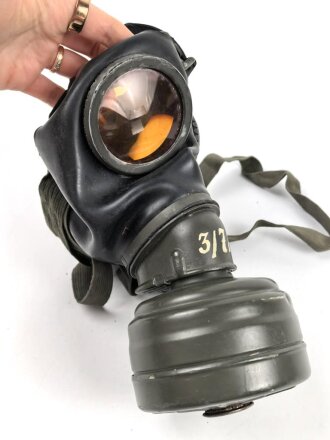 Gasmaske Wehrmacht mit Filter. Die Maske datiert 1943, der Filter 1941