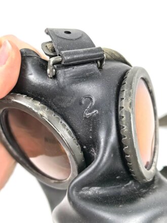 Gasmaske Wehrmacht mit Filter. Die Maske datiert 1943, der Filter 1941