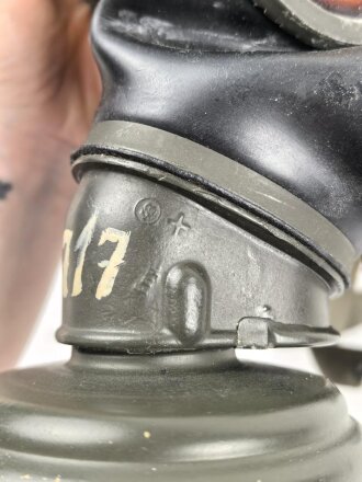 Gasmaske Wehrmacht mit Filter. Die Maske datiert 1943, der Filter 1941