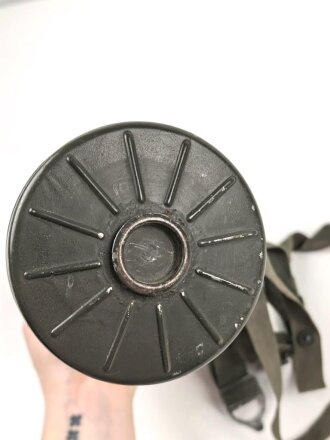 Gasmaske Wehrmacht mit Filter. Die Maske datiert 1943, der Filter 1941