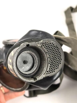 Gasmaske Wehrmacht mit Filter. Die Maske datiert 1943, der Filter 1941