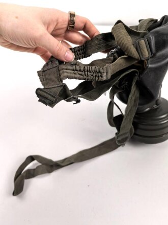 Gasmaske Wehrmacht mit Filter. Die Maske datiert 1943, der Filter 1941