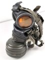 Gasmaske Wehrmacht mit Filter. Die Maske datiert 1943, der Filter 1941