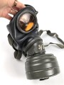 Gasmaske Wehrmacht mit Filter. Die Maske datiert 1943, der Filter 1941