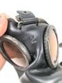 Gasmaske Wehrmacht mit Filter. Die Maske datiert 1943, der Filter 1941