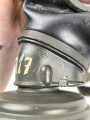 Gasmaske Wehrmacht mit Filter. Die Maske datiert 1943, der Filter 1941