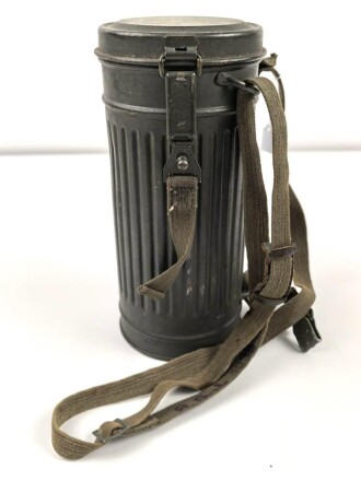 Bereitschaftsbüchse für eine Gasmaske der Wehrmacht. Modell 1938, Originallack, Deckel lose, sonst guter Zustand. datiert 1938, mit beiden Riemen.
