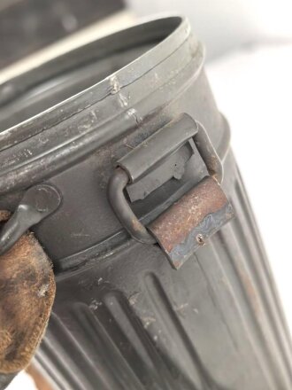 Bereitschaftsbüchse für eine Gasmaske der Wehrmacht. Modell 1938, Originallack, Deckel lose, sonst guter Zustand. datiert 1938, mit beiden Riemen.