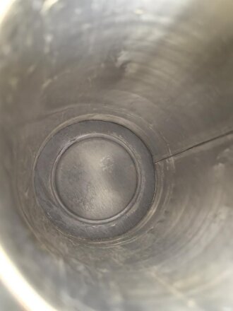 Bereitschaftsbüchse für eine Gasmaske der Wehrmacht. Modell 1938, Originallack, Deckel lose, sonst guter Zustand. datiert 1938, mit beiden Riemen.