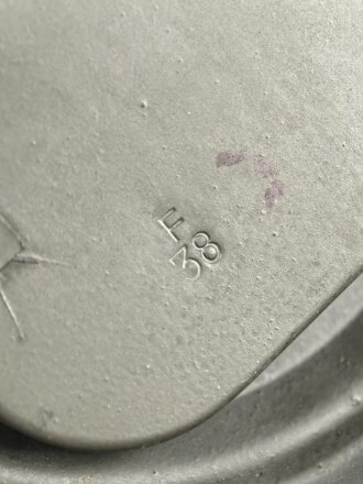 Bereitschaftsbüchse für eine Gasmaske der Wehrmacht. Modell 1938, Originallack, Deckel lose, sonst guter Zustand. datiert 1938, mit beiden Riemen.