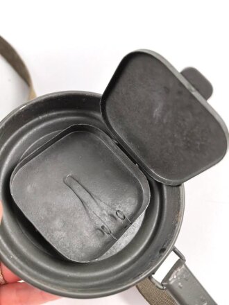Bereitschaftsbüchse für eine Gasmaske der Wehrmacht. Modell 1938, Originallack, Deckel lose, sonst guter Zustand. datiert 1938, mit beiden Riemen.