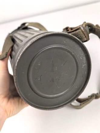 Bereitschaftsbüchse für eine Gasmaske der Wehrmacht. Modell 1938, Originallack, Deckel lose, sonst guter Zustand. datiert 1938, mit beiden Riemen.