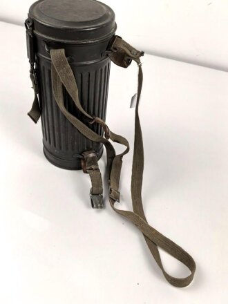 Bereitschaftsbüchse für eine Gasmaske der Wehrmacht. Modell 1938, Originallack, Deckel lose, sonst guter Zustand. datiert 1938, mit beiden Riemen.