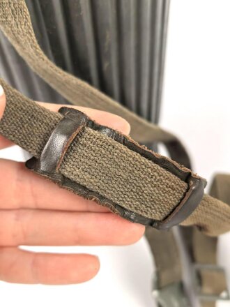 Bereitschaftsbüchse für eine Gasmaske der Wehrmacht. Modell 1938, Originallack, Deckel lose, sonst guter Zustand. datiert 1938, mit beiden Riemen.