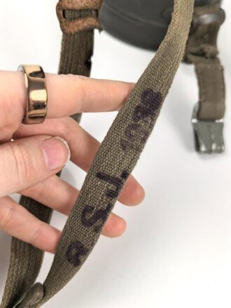 Bereitschaftsbüchse für eine Gasmaske der Wehrmacht. Modell 1938, Originallack, Deckel lose, sonst guter Zustand. datiert 1938, mit beiden Riemen.