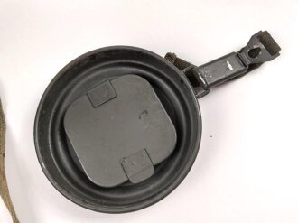 Bereitschaftsbüchse für eine Gasmaske der Wehrmacht. Modell 1938, Originallack, Deckel lose, sonst guter Zustand. datiert 1938, mit beiden Riemen.