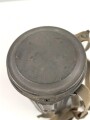 Bereitschaftsbüchse für eine Gasmaske der Wehrmacht. Modell 1938, Originallack, Deckel lose, sonst guter Zustand. datiert 1938, mit beiden Riemen.