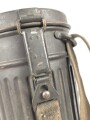 Bereitschaftsbüchse für eine Gasmaske der Wehrmacht. Modell 1938, Originallack, Deckel lose, sonst guter Zustand. datiert 1938, mit beiden Riemen.