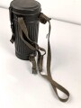 Bereitschaftsbüchse für eine Gasmaske der Wehrmacht. Modell 1938, Originallack, Deckel lose, sonst guter Zustand. datiert 1938, mit beiden Riemen.