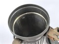 Bereitschaftsbüchse für eine Gasmaske der Wehrmacht. Modell 1938, Originallack, Deckel lose, sonst guter Zustand. datiert 1938, mit beiden Riemen.