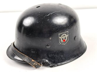 Feuerwehr III.Reich. Stahlhelm mit beiden Abzeichen, der Kinnriemen abgerissen, getragenes Stück in sonst gutem Gesamtzustand