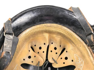 Feuerwehr III.Reich. Stahlhelm mit beiden Abzeichen, der Kinnriemen abgerissen, getragenes Stück in sonst gutem Gesamtzustand