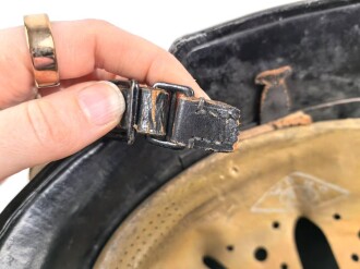 Feuerwehr III.Reich. Stahlhelm mit beiden Abzeichen, der Kinnriemen abgerissen, getragenes Stück in sonst gutem Gesamtzustand
