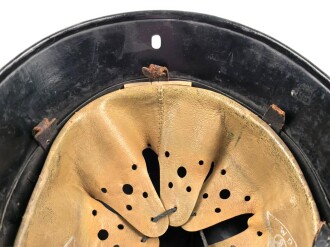 Feuerwehr III.Reich. Stahlhelm mit beiden Abzeichen, der Kinnriemen abgerissen, getragenes Stück in sonst gutem Gesamtzustand