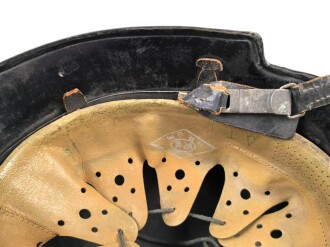 Feuerwehr III.Reich. Stahlhelm mit beiden Abzeichen, der Kinnriemen abgerissen, getragenes Stück in sonst gutem Gesamtzustand