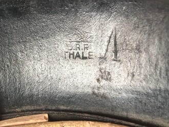 Feuerwehr III.Reich. Stahlhelm mit beiden Abzeichen, der Kinnriemen abgerissen, getragenes Stück in sonst gutem Gesamtzustand