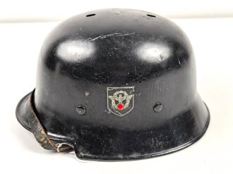 Feuerwehr III.Reich. Stahlhelm mit beiden Abzeichen, der Kinnriemen abgerissen, getragenes Stück in sonst gutem Gesamtzustand