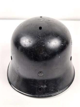 Feuerwehr III.Reich. Stahlhelm mit beiden Abzeichen, der Kinnriemen abgerissen, getragenes Stück in sonst gutem Gesamtzustand