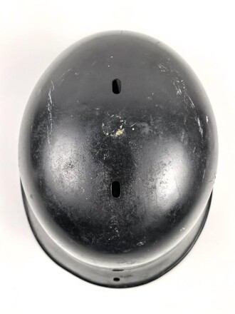 Feuerwehr III.Reich. Stahlhelm mit beiden Abzeichen, der Kinnriemen abgerissen, getragenes Stück in sonst gutem Gesamtzustand