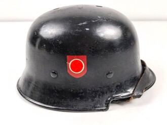 Feuerwehr III.Reich. Stahlhelm mit beiden Abzeichen, der Kinnriemen abgerissen, getragenes Stück in sonst gutem Gesamtzustand