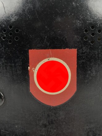 Feuerwehr III.Reich. Stahlhelm mit beiden Abzeichen, der Kinnriemen abgerissen, getragenes Stück in sonst gutem Gesamtzustand