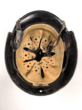 Feuerwehr III.Reich. Stahlhelm mit beiden Abzeichen, der Kinnriemen abgerissen, getragenes Stück in sonst gutem Gesamtzustand