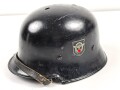 Feuerwehr III.Reich. Stahlhelm mit beiden Abzeichen, der Kinnriemen abgerissen, getragenes Stück in sonst gutem Gesamtzustand