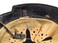 Feuerwehr III.Reich. Stahlhelm mit beiden Abzeichen, der Kinnriemen abgerissen, getragenes Stück in sonst gutem Gesamtzustand