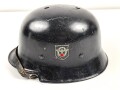 Feuerwehr III.Reich. Stahlhelm mit beiden Abzeichen, der Kinnriemen abgerissen, getragenes Stück in sonst gutem Gesamtzustand