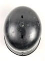 Feuerwehr III.Reich. Stahlhelm mit beiden Abzeichen, der Kinnriemen abgerissen, getragenes Stück in sonst gutem Gesamtzustand