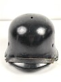 Feuerwehr III.Reich. Stahlhelm mit beiden Abzeichen, der Kinnriemen abgerissen, getragenes Stück in sonst gutem Gesamtzustand