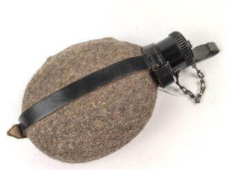 Feldflasche für eine Helferin der Wehrmacht. Sehr guter Zustand , am Hals ESB 43 gestempelt.