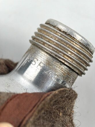 Feldflasche für eine Helferin der Wehrmacht. Sehr guter Zustand , am Hals ESB 43 gestempelt.